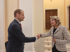 12. oktobar 2022. Narodna poslanica Rozalija Ekres sa predstavnikom Hans Zajdl Fondacije Volfom Krugom